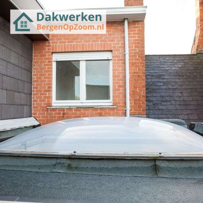 Inspectie van een plat dak met lichtkoepel Inspectie van een plat dak in bergenopzoom met lichtkoepel