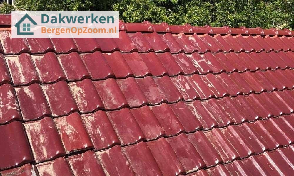 Rood pannendak aangelegd door dakdekker Rood pannendak aangelegd door dakdekker